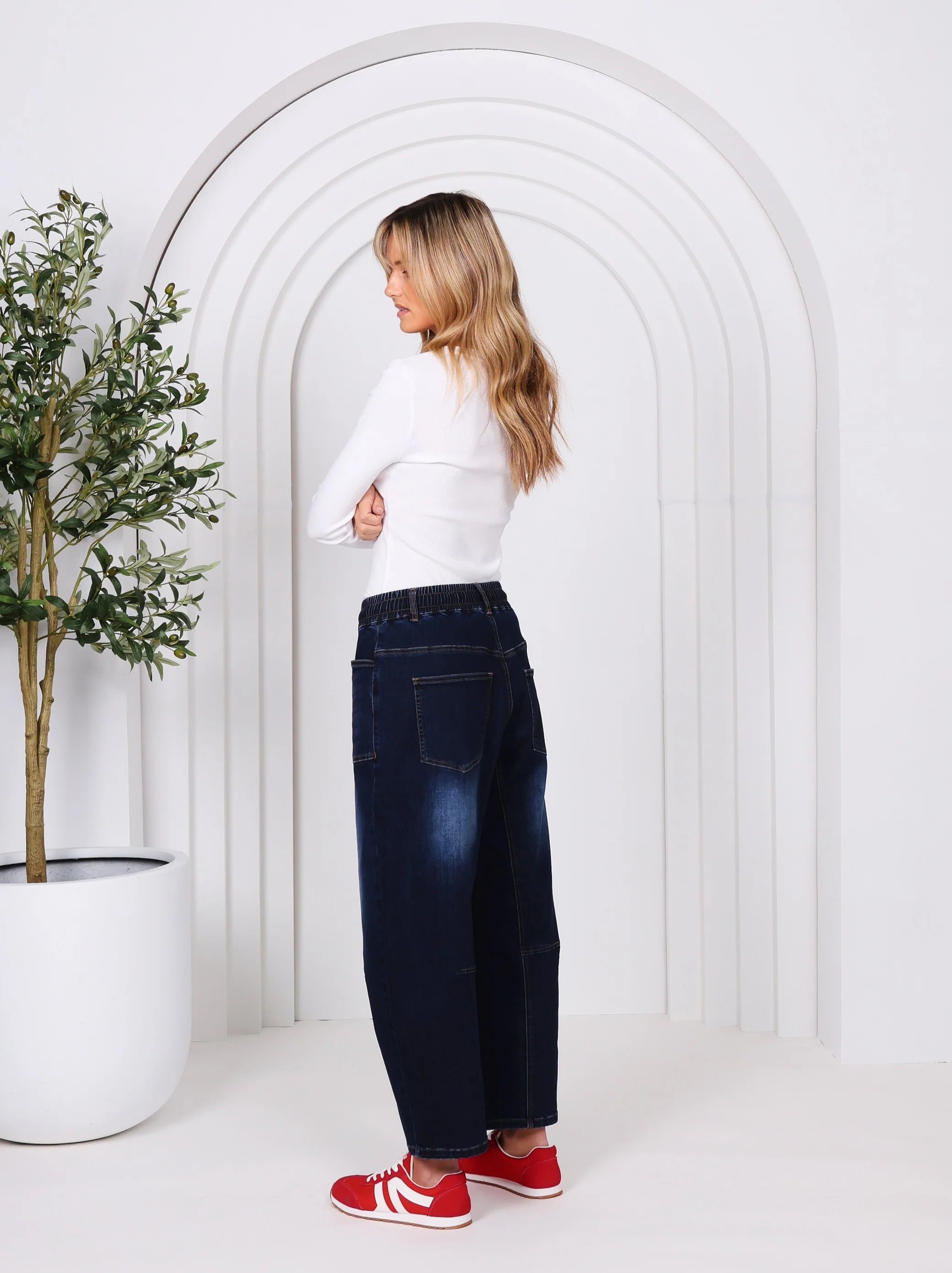 Leo barrel-leg jeans with a fitted waist, relaxed flared mid-leg, and tapered ankle, styled for a laid-back coastal look with a subtle Western-inspired edge.