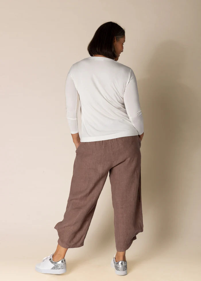The Addison Linen Pants in Milk Chocolate feature a relaxed, tailored fit with a soft, high-quality linen fabric in a warm, neutral tone. Perfect for any occasion.