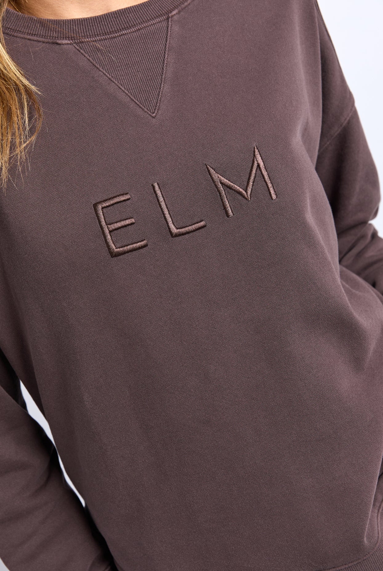 Established Crew in Coffee with chest embroidery, raw hem detail, scooped hemline and a relaxed fit in 100% cotton fleece.