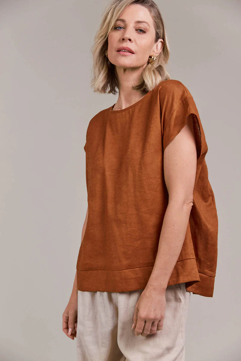 A hazel-colored top made from a linen-cotton blend, featuring a round neckline, short sleeves, high-low hem, and a gathered detail at the back for an effortlessly chic look.