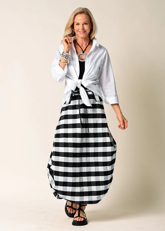 White Nia Top made from 100% cotton, featuring pleated details on the front panel and two functional pockets for a stylish and comfortable look.