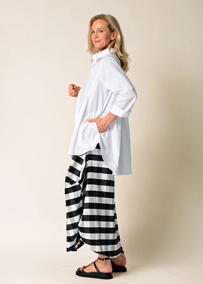 White Nia Top made from 100% cotton, featuring pleated details on the front panel and two functional pockets for a stylish and comfortable look.