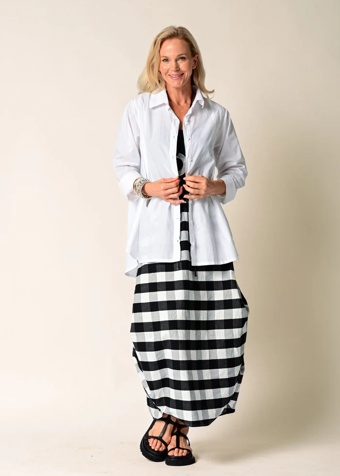 White Nia Top made from 100% cotton, featuring pleated details on the front panel and two functional pockets for a stylish and comfortable look.