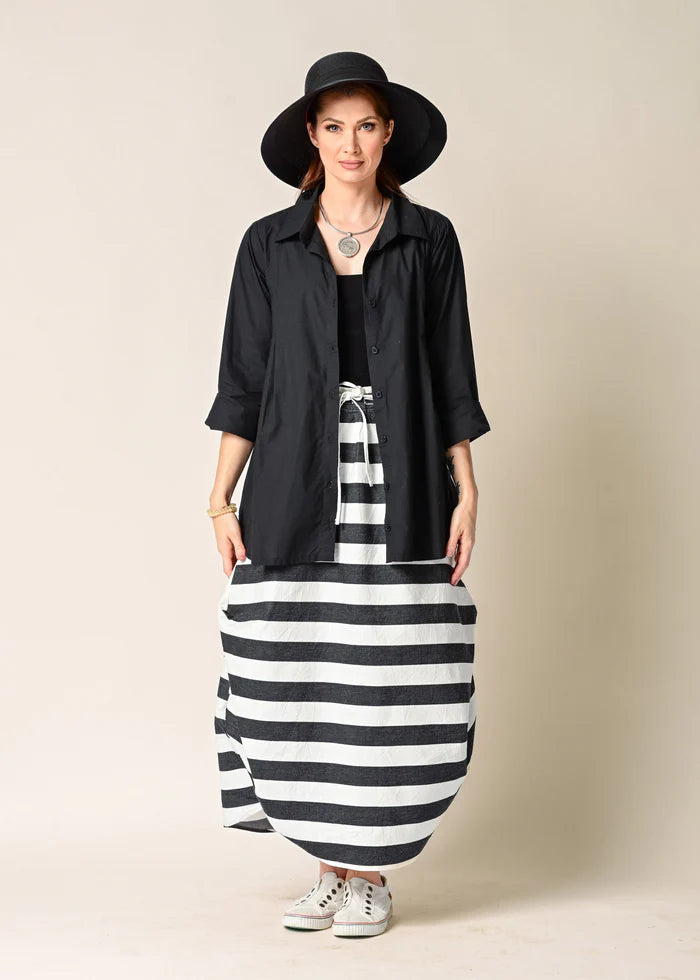 Black Nia Top made from 100% cotton, featuring pleated details on the front panel and two functional pockets for a stylish and comfortable look.