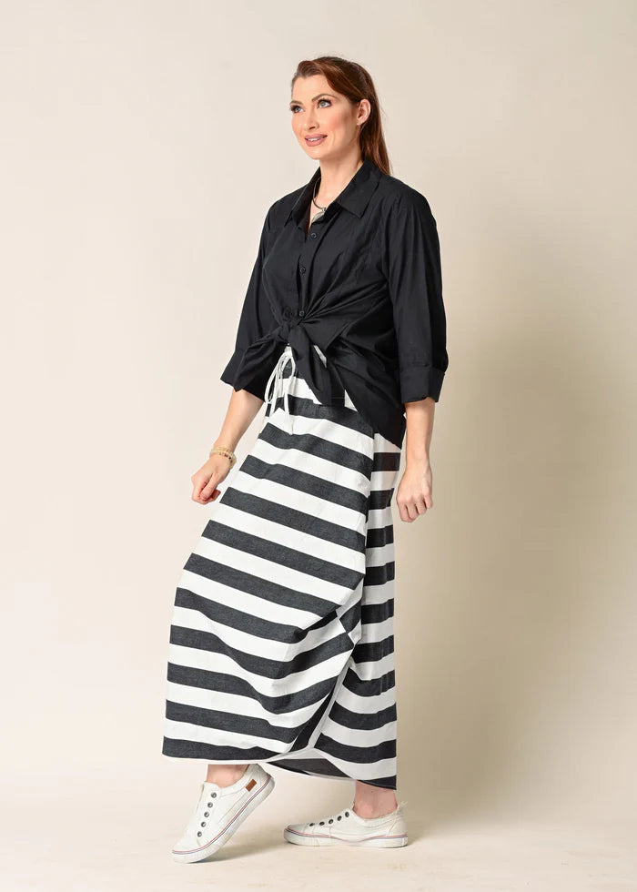 Black Nia Top made from 100% cotton, featuring pleated details on the front panel and two functional pockets for a stylish and comfortable look.