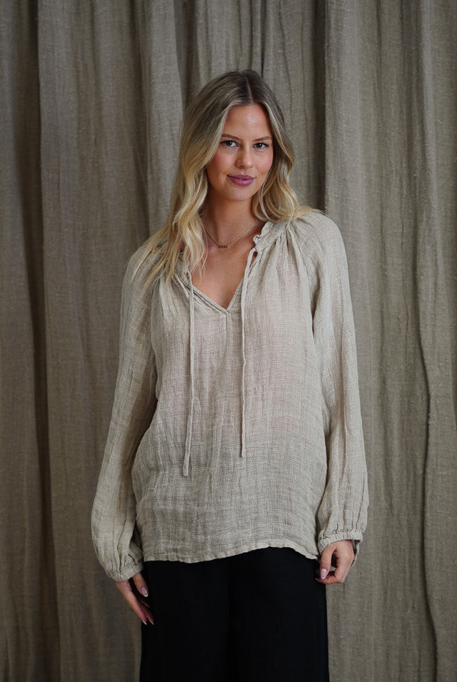 Natural Sussana linen top with a relaxed fit, breathable mesh texture and soft stonewashed finish.