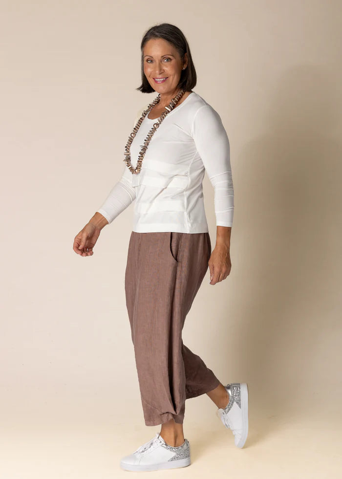 The Addison Linen Pants in Milk Chocolate feature a relaxed, tailored fit with a soft, high-quality linen fabric in a warm, neutral tone. Perfect for any occasion.