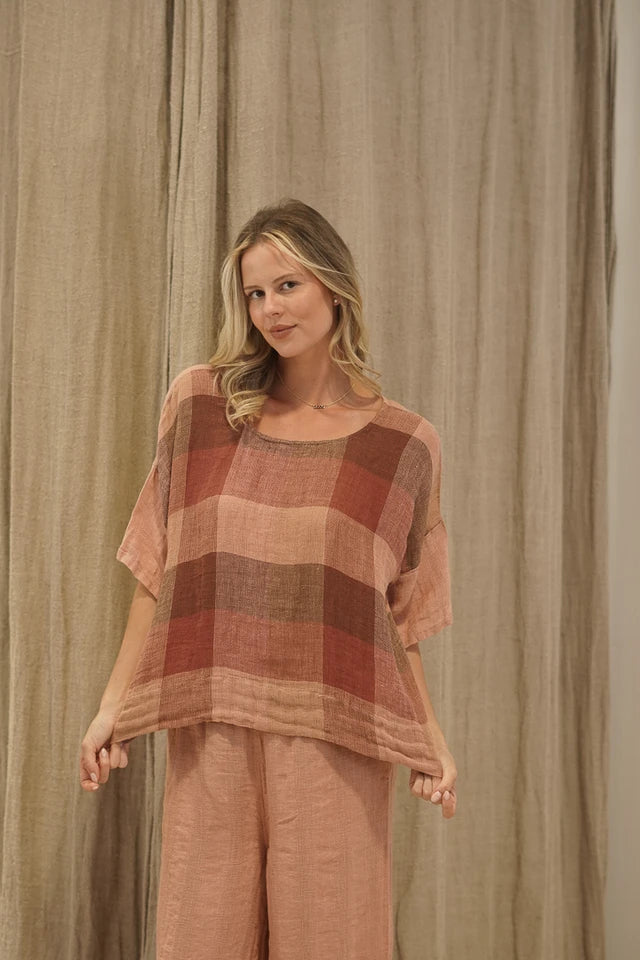 Barbara Top in 100% mesh stonewashed linen with a relaxed, lightweight and comfortable fit.