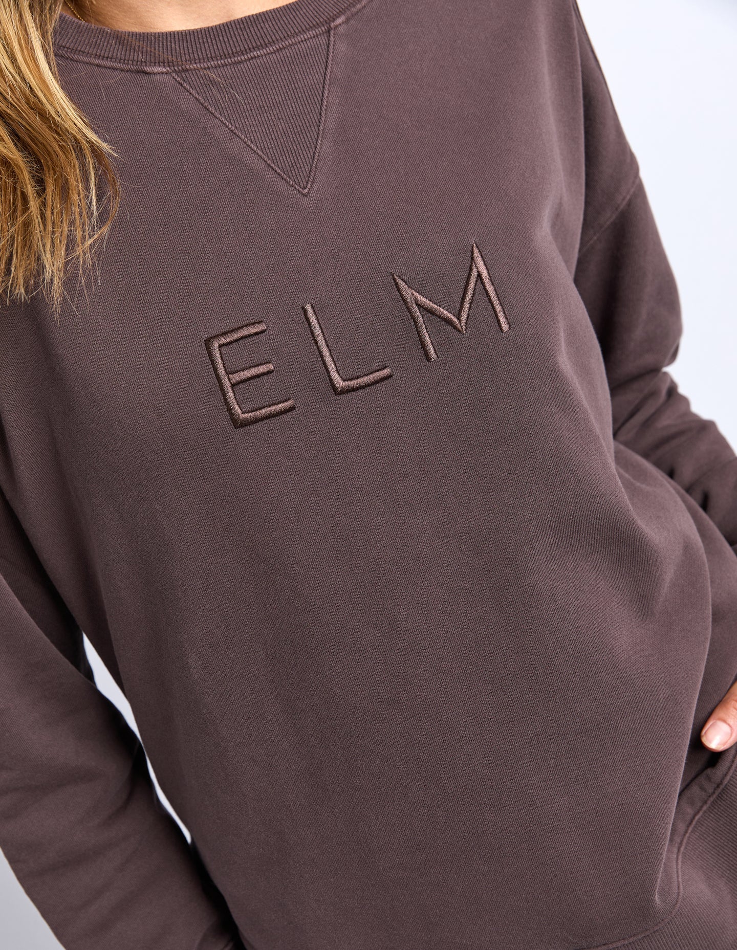 Established Crew in Coffee with chest embroidery, raw hem detail, scooped hemline and a relaxed fit in 100% cotton fleece.
