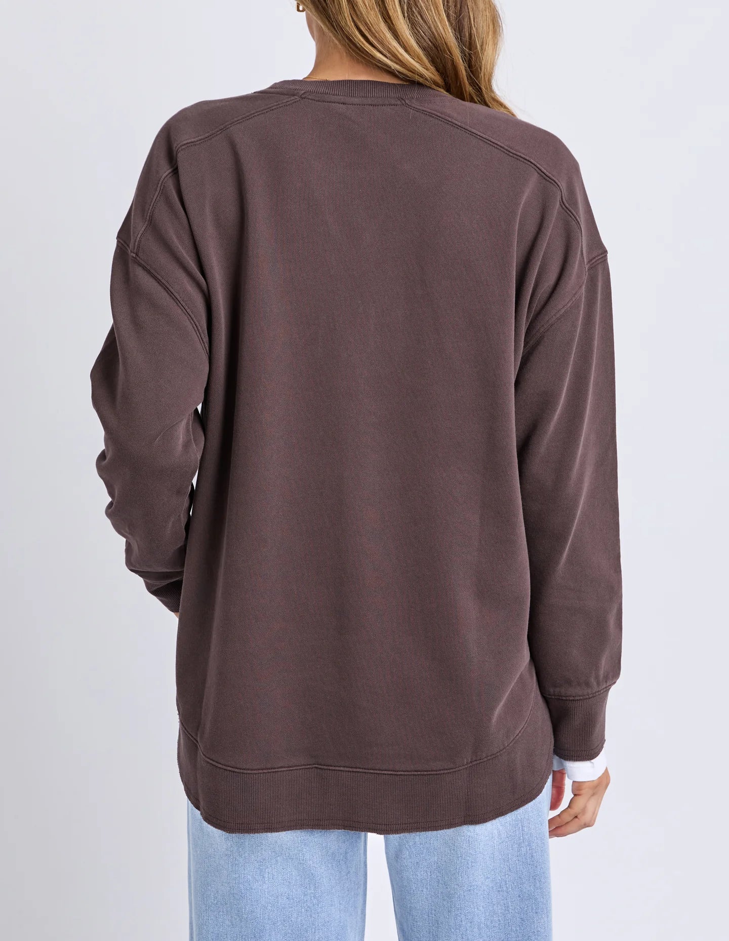 Established Crew in Coffee with chest embroidery, raw hem detail, scooped hemline and a relaxed fit in 100% cotton fleece.
