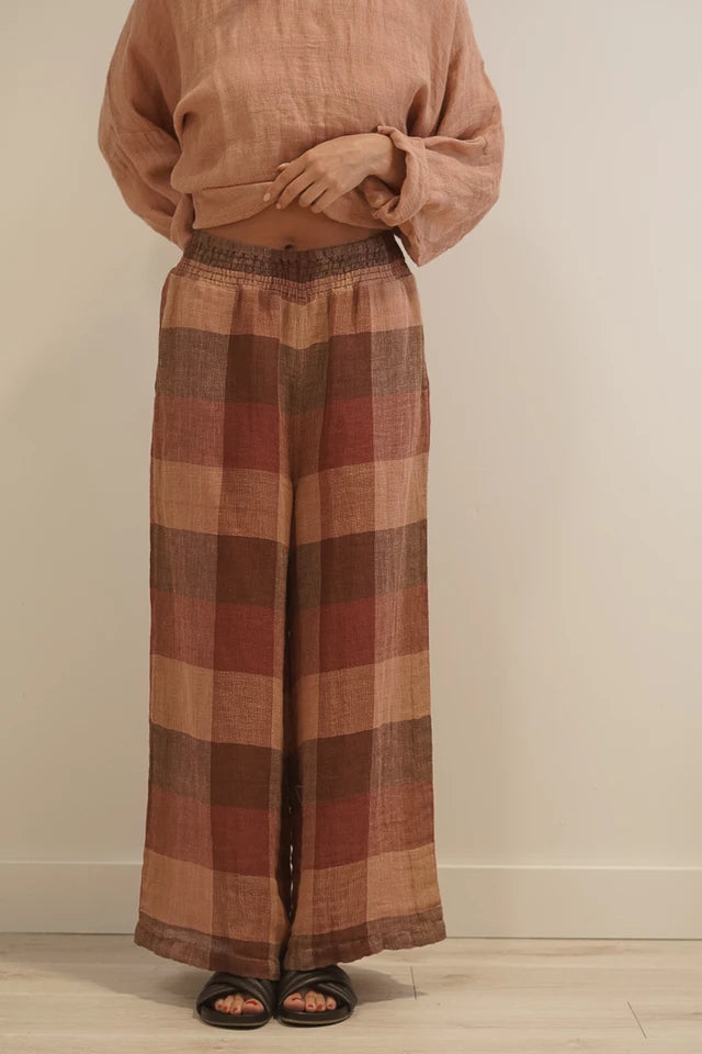Mia Linen Pants in 100% mesh stonewashed linen, featuring a relaxed fit and lightweight, breathable fabric.
