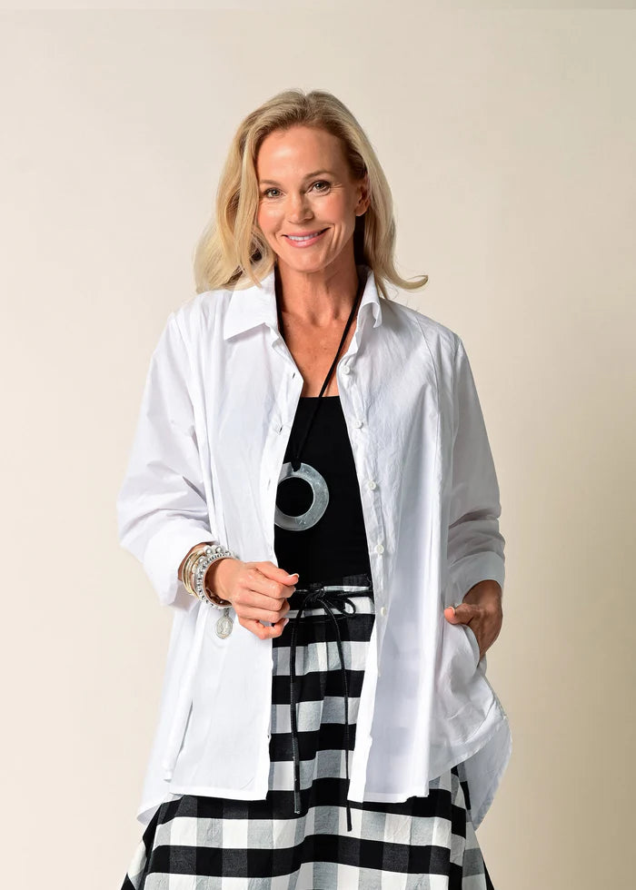 White Nia Top made from 100% cotton, featuring pleated details on the front panel and two functional pockets for a stylish and comfortable look.