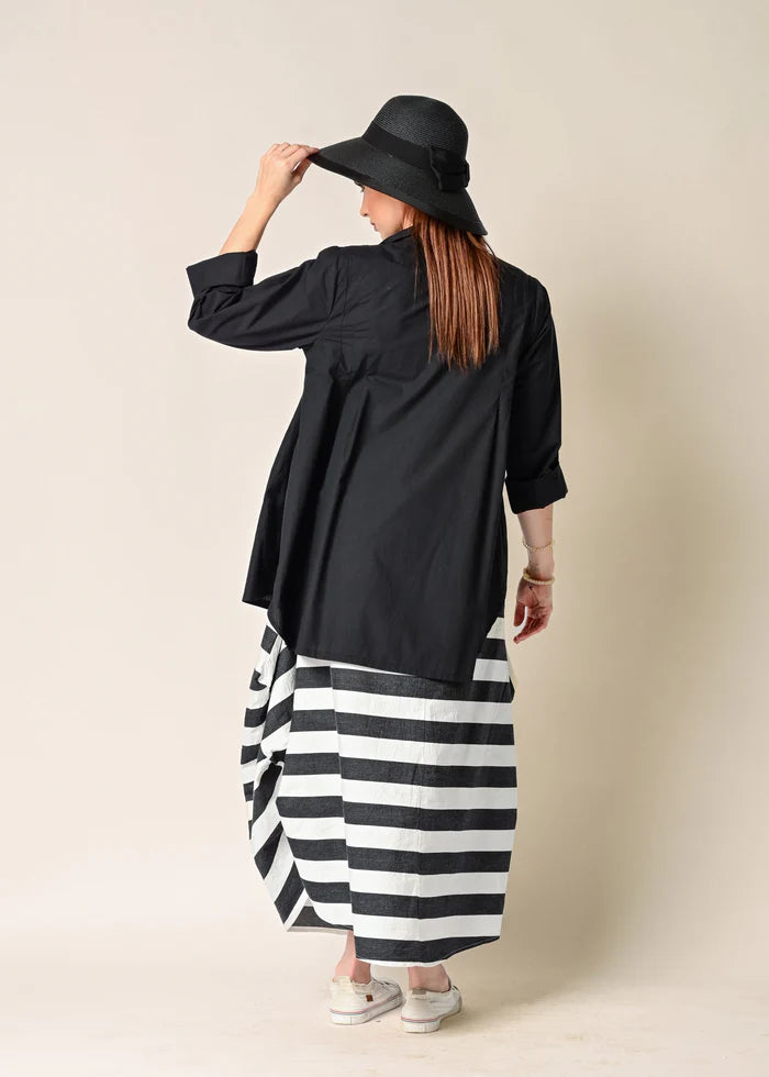 Black Nia Top made from 100% cotton, featuring pleated details on the front panel and two functional pockets for a stylish and comfortable look.