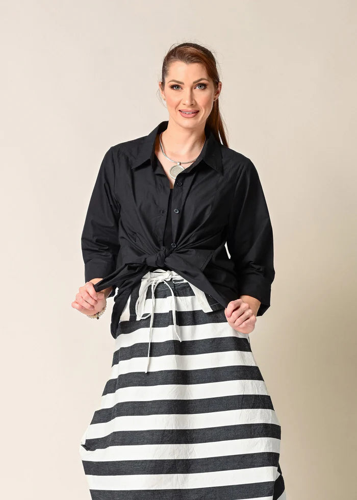 Black Nia Top made from 100% cotton, featuring pleated details on the front panel and two functional pockets for a stylish and comfortable look.