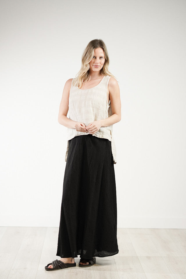 Natural combo Sienna linen top with a relaxed fit, breathable mesh texture and soft stonewashed finish.