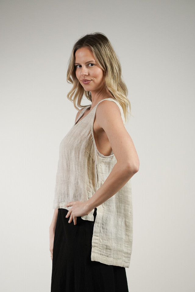Natural combo Sienna linen top with a relaxed fit, breathable mesh texture and soft stonewashed finish.