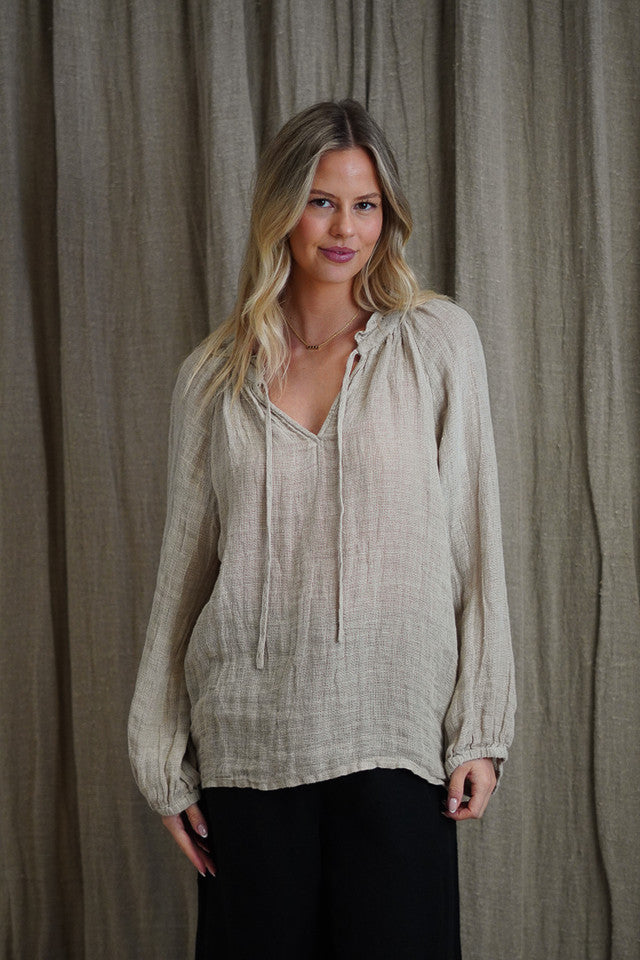 Natural Sussana linen top with a relaxed fit, breathable mesh texture and soft stonewashed finish.