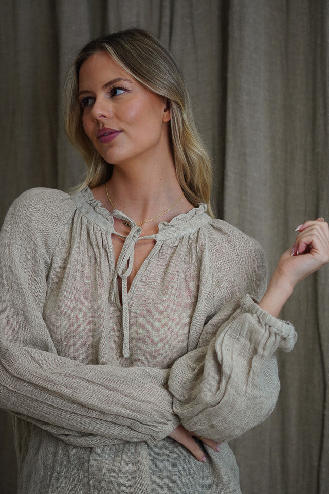 Natural Sussana linen top with a relaxed fit, breathable mesh texture and soft stonewashed finish.