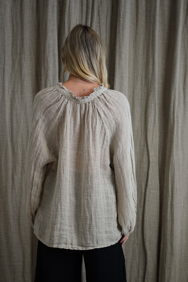 Natural Sussana linen top with a relaxed fit, breathable mesh texture and soft stonewashed finish.