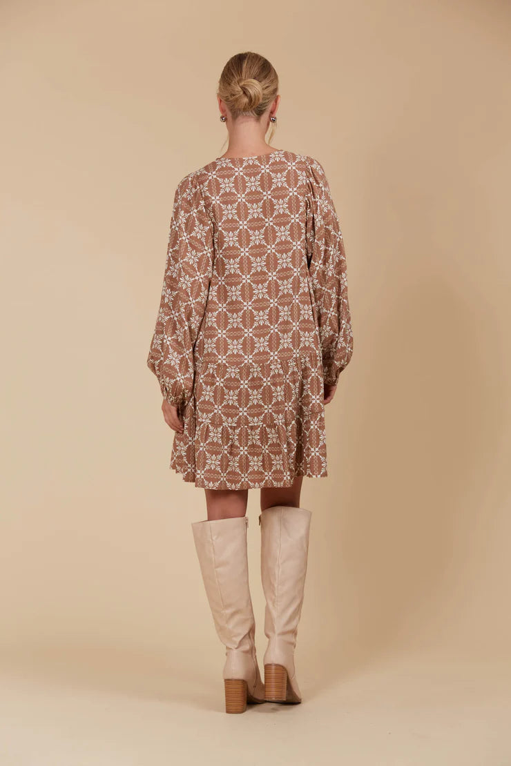 Mini linen-blend dress with a graceful V-neckline, voluminous sleeves, and a full hem, ideal for both warm-weather outings and layered cool-season looks.